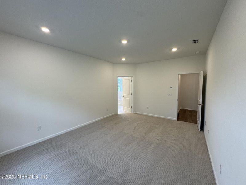 Spacious, unfurnished interior of a new home in Hyland Trail, Green Cove Springs (Image 23).