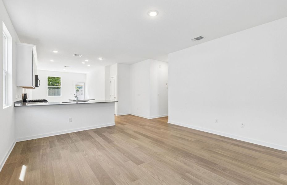 Spacious, unfurnished interior of a new home in Vantage, San Marcos (Image 12).