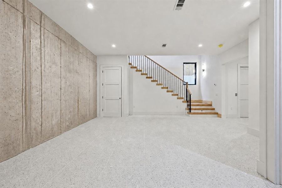 Spacious, unfurnished interior of a new home in , Dallas (Image 24).