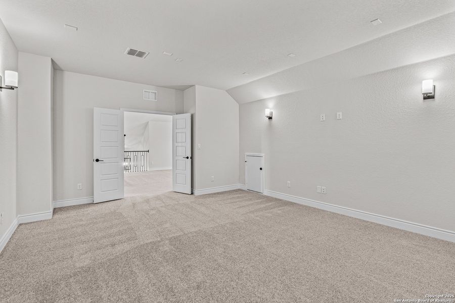 Spacious, unfurnished interior of a new home in Davis Ranch, San Antonio (Image 28). Spacious, unfurnished interior of a new home in Davis Ranch, San Antonio (Image 28).