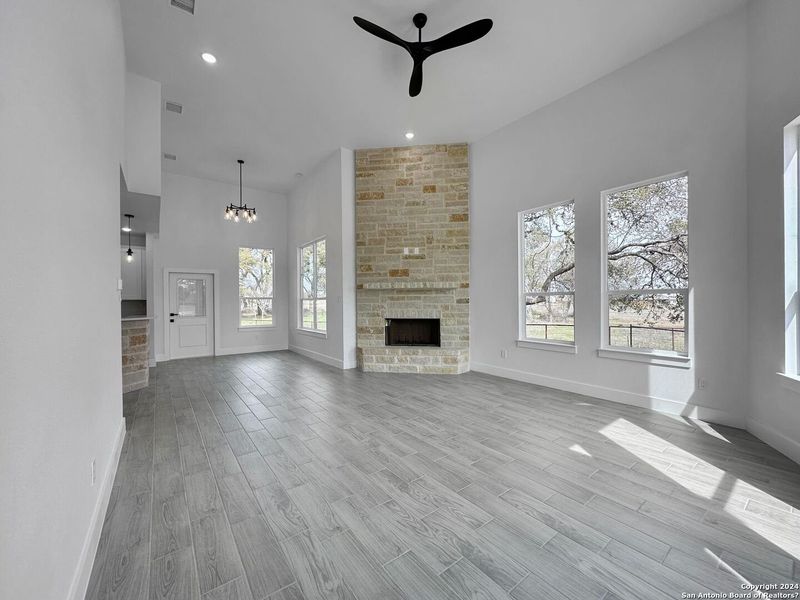 Spacious, unfurnished interior of a new home in , Blanco (Image 12).