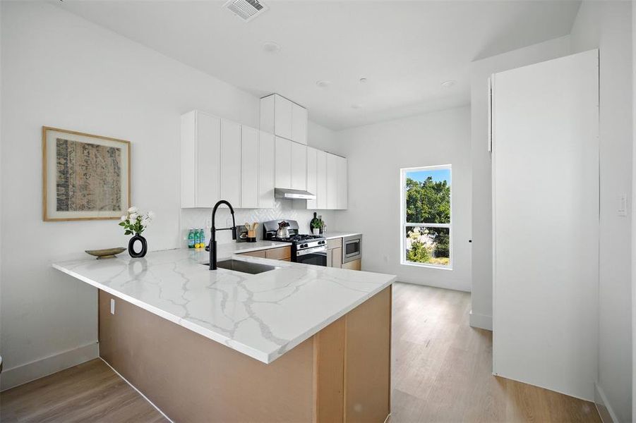 Furnished interior view inside a new home in , Dallas (Image 10).
