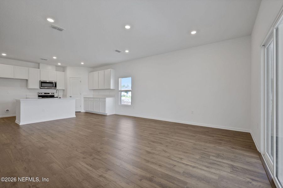 Spacious, unfurnished interior of a new home in Diamond Springs, Jacksonville (Image 17).