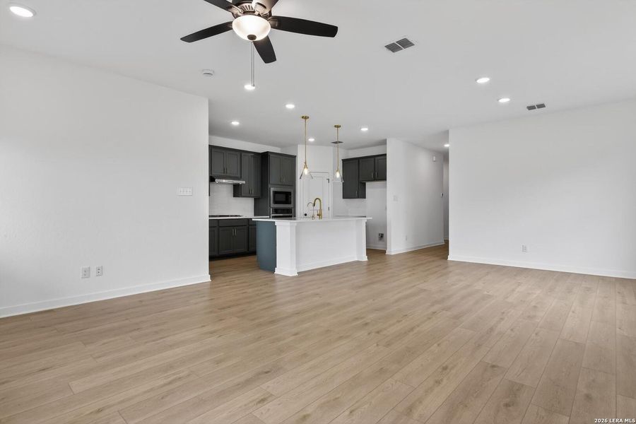 Spacious, unfurnished interior of a new home in Hennersby Hollow, San Antonio (Image 24).
