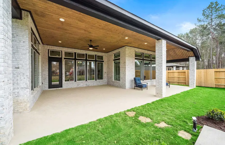 Exterior details and patio area of a home in Artavia 70′, Conroe (Image 3).