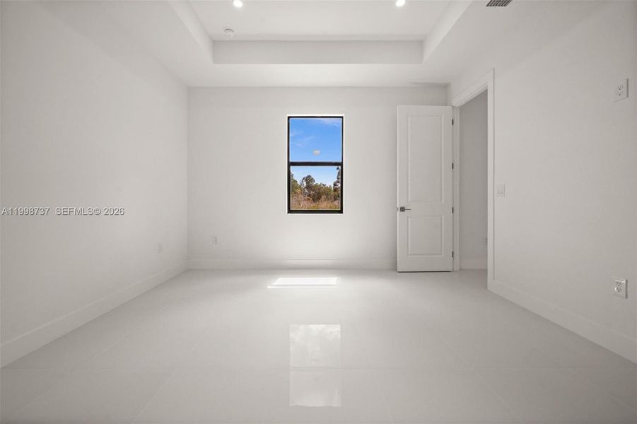 Spacious, unfurnished interior of a new home in , Lehigh Acres (Image 21).