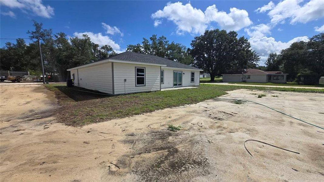 Exterior details and patio area of a home in , Dunnellon (Image 4).