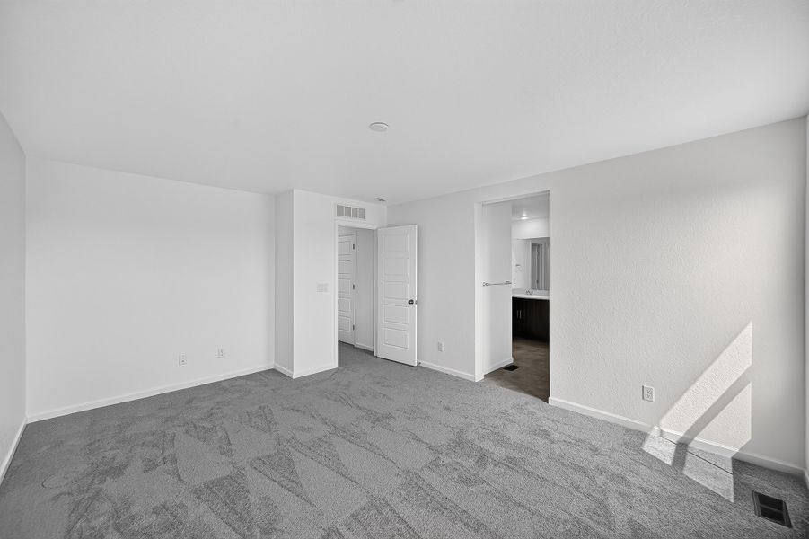Spacious, unfurnished interior of a new home in The Aurora Highlands, Aurora (Image 17).