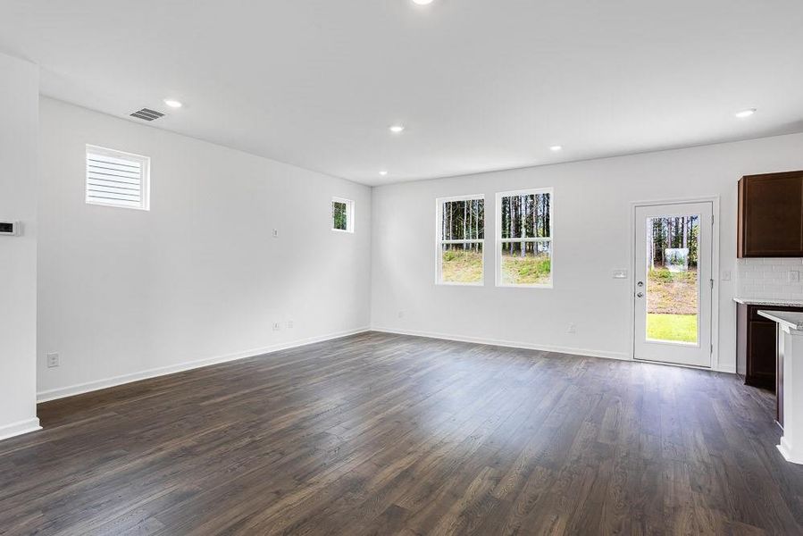 Spacious, unfurnished interior of a new home in Heritage River, Euharlee (Image 32).