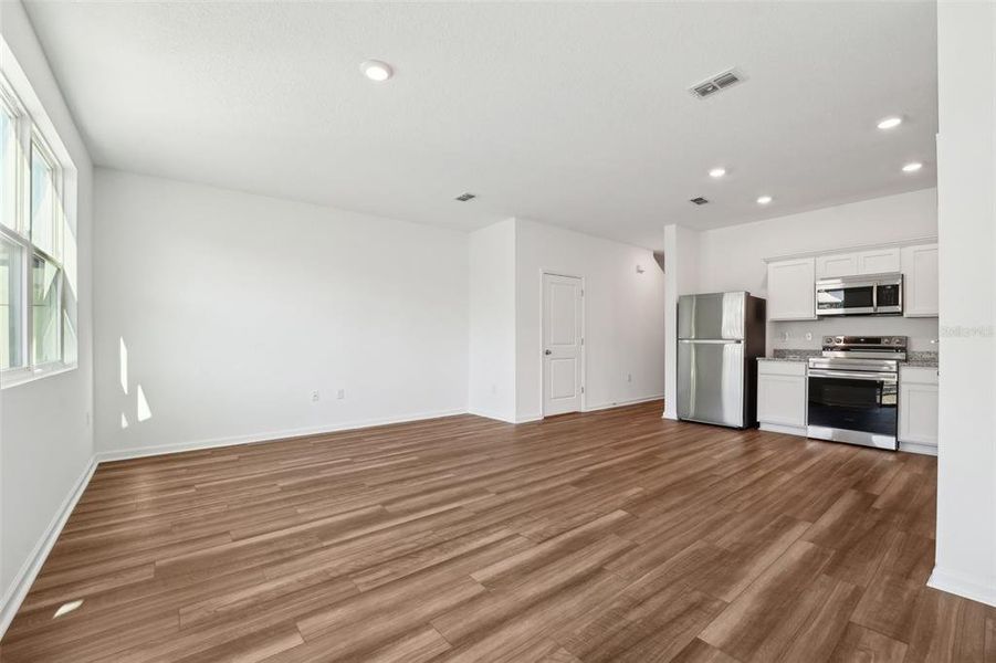 Spacious, unfurnished interior of a new home in Vista Walk, Dade City (Image 16).