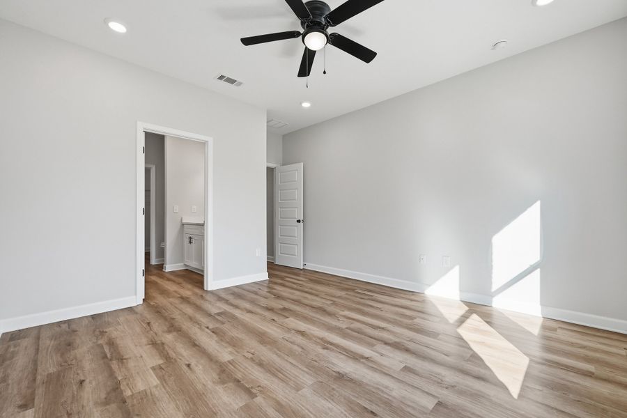 Spacious, unfurnished interior of a new home in Barton's Bend, Crestview (Image 27).