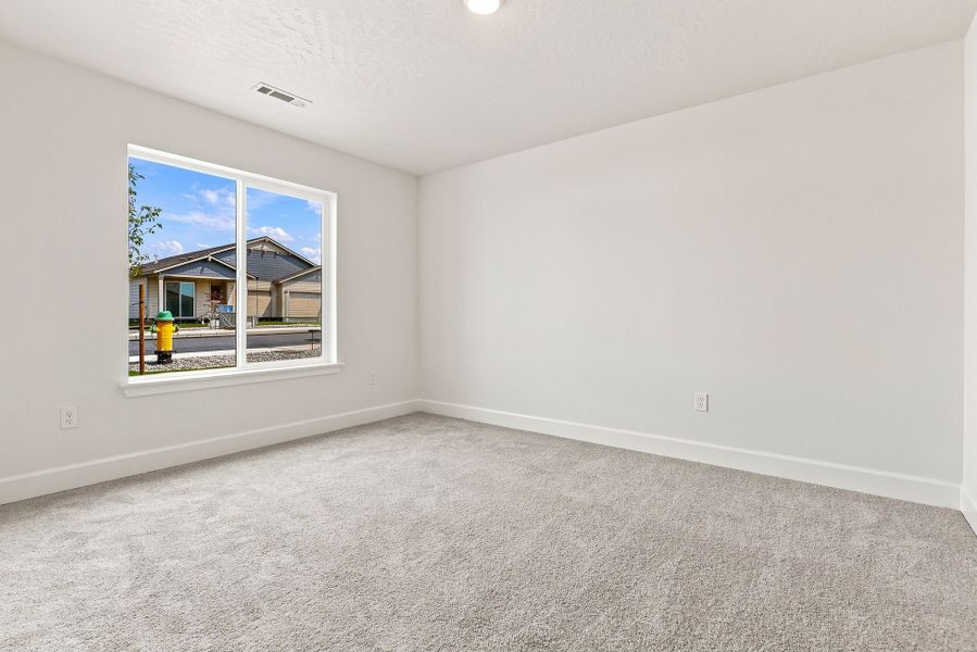 Spacious, unfurnished interior of a new home in Upland Meadows, Hermiston (Image 41).
