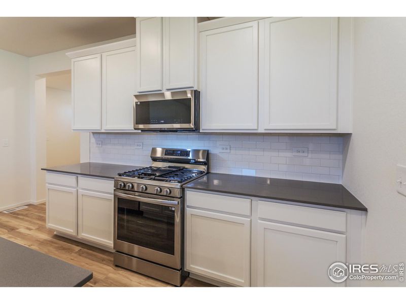 Gas stove & full tile backsplash