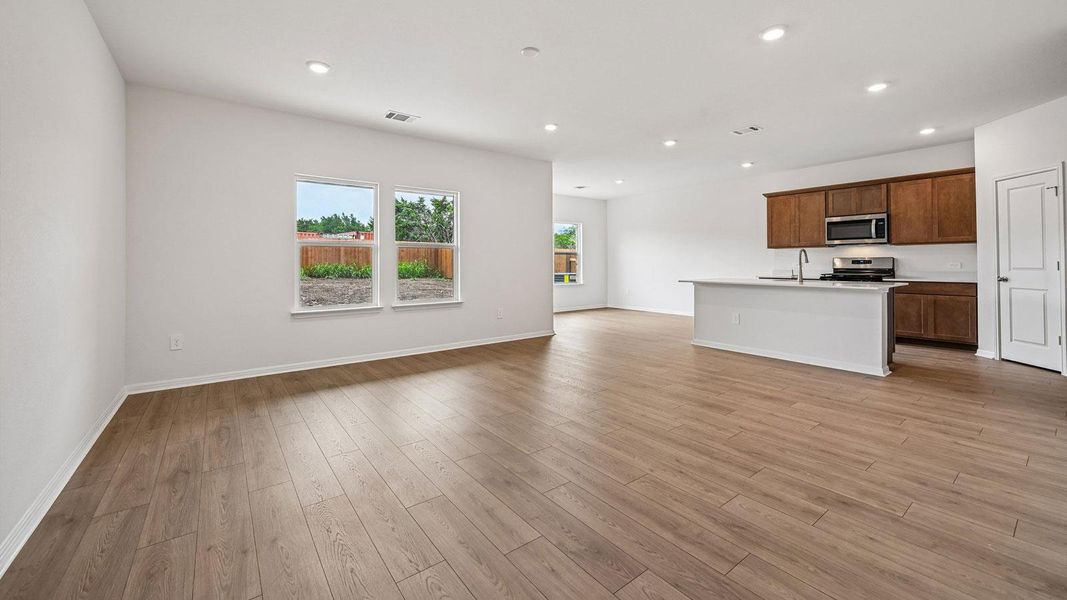 Spacious, unfurnished interior of a new home in Bar W Ranch, Leander (Image 24).