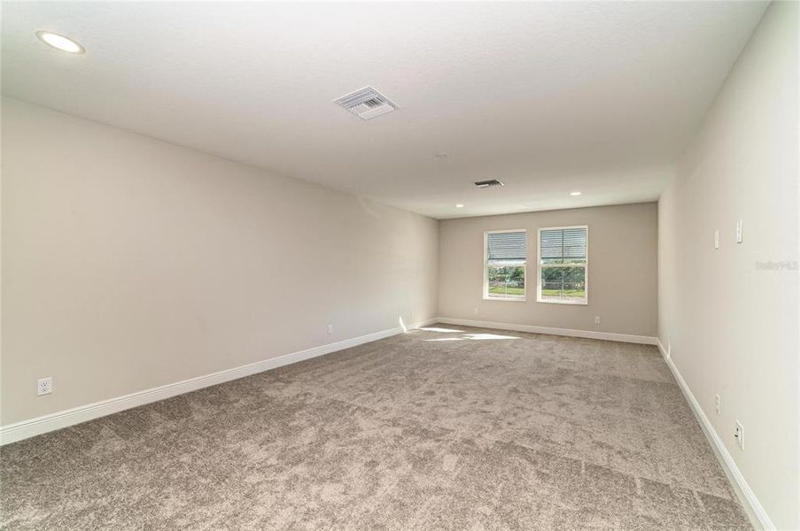 Spacious, unfurnished interior of a new home in Pasadena Woods, Wesley Chapel (Image 20).