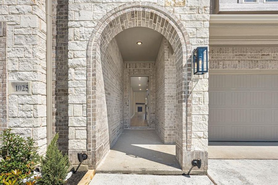 Exterior details and patio area of a home in Eagle Glen 60, Alvarado (Image 3).
