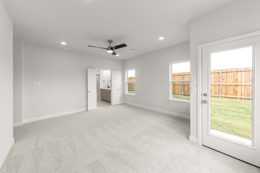 Spacious, unfurnished interior of a new home in Keeneland, Aubrey (Image 36).