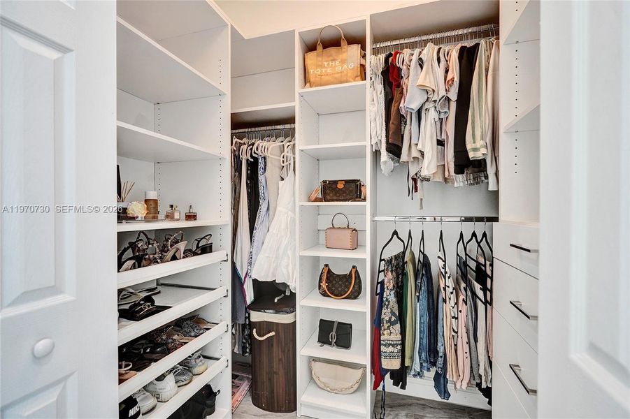 Image 90 of a home in .