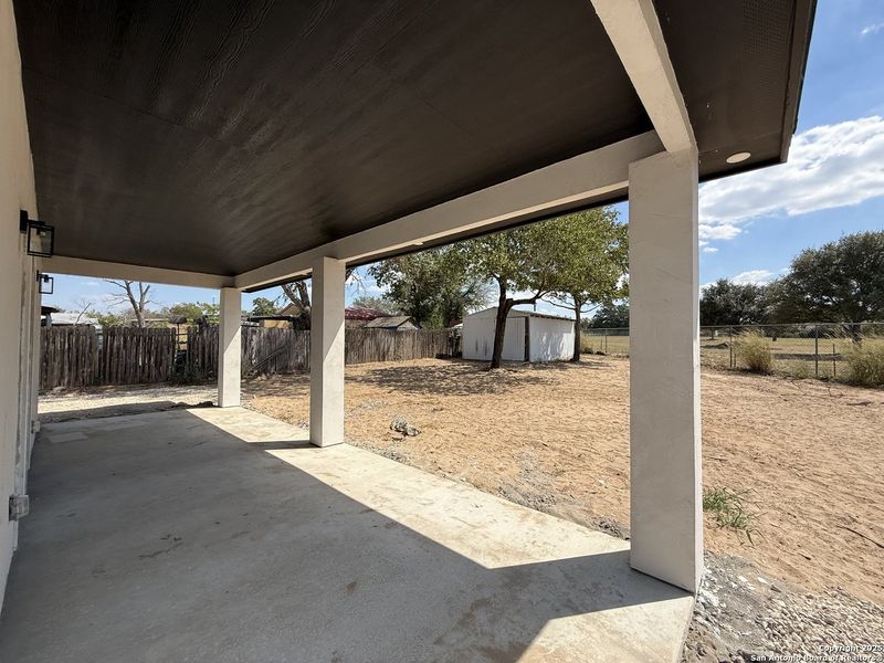 Exterior details and patio area of a home in , Natalia (Image 19).
