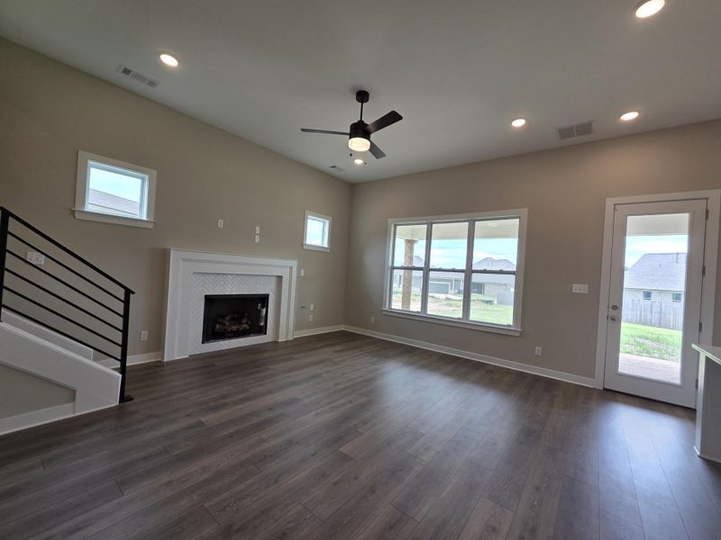 Spacious, unfurnished interior of a new home in Twin Oaks, Oakland (Image 16).