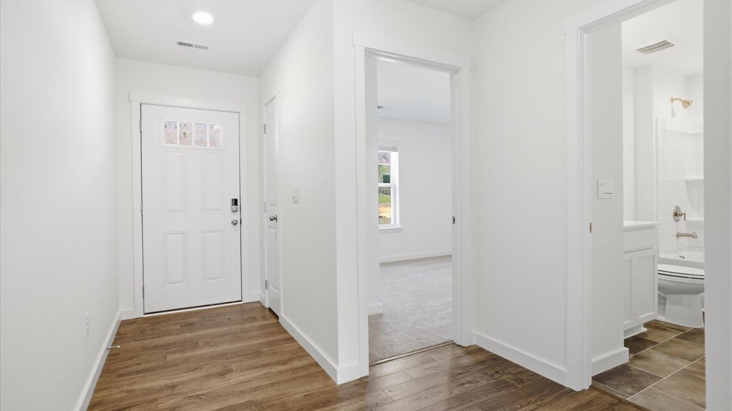 Spacious, unfurnished interior of a new home in Emory Creek, Harriman (Image 11).