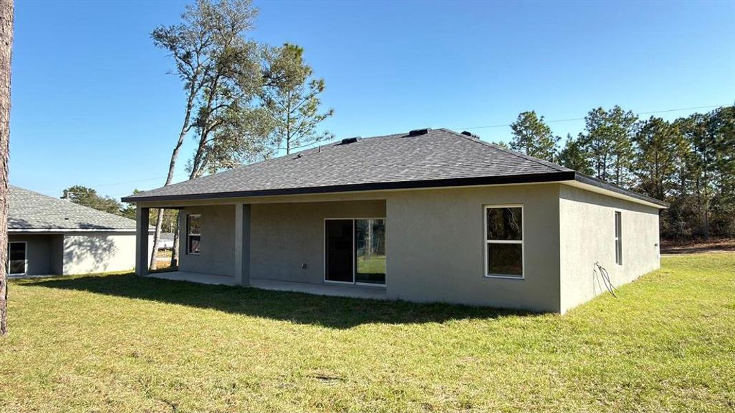 Exterior details and patio area of a home in , Citrus Springs (Image 3).