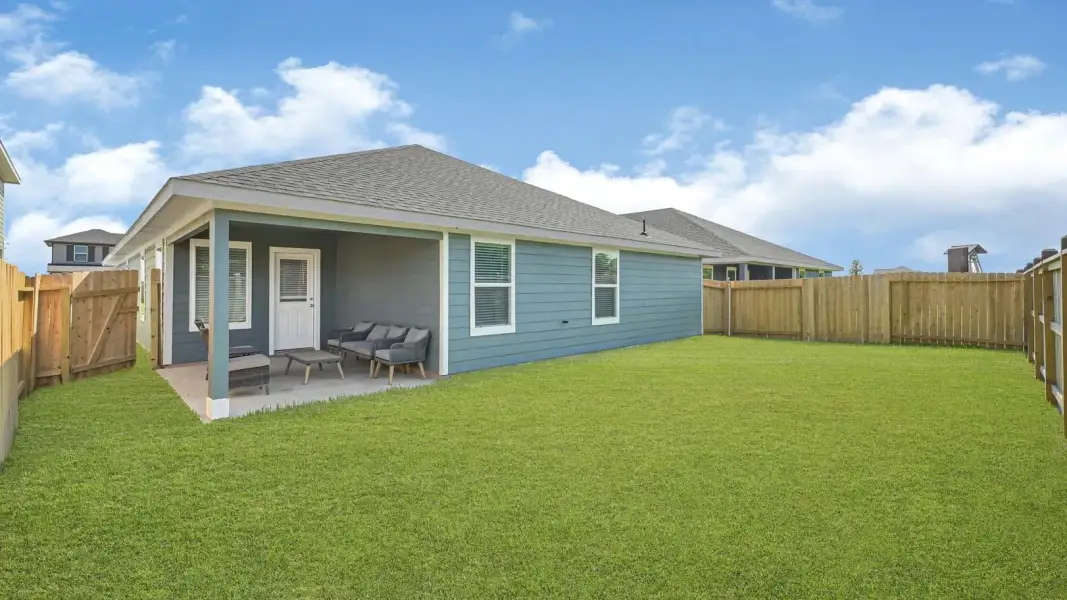 Exterior details and patio area of a home in Holly Ridge, Rosenberg (Image 3).