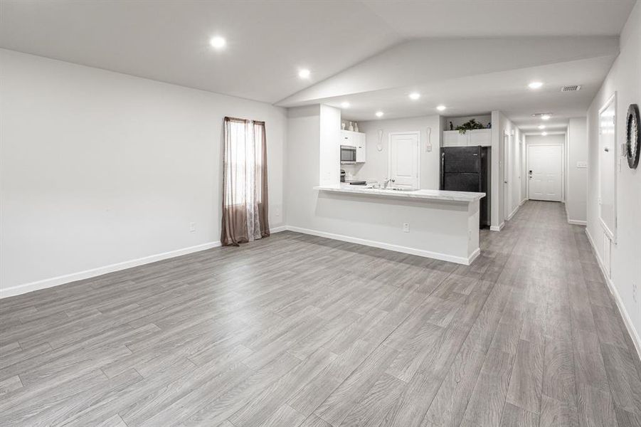 Spacious, unfurnished interior of a new home in River Oaks at Sawmill Road, Chandler (Image 14).