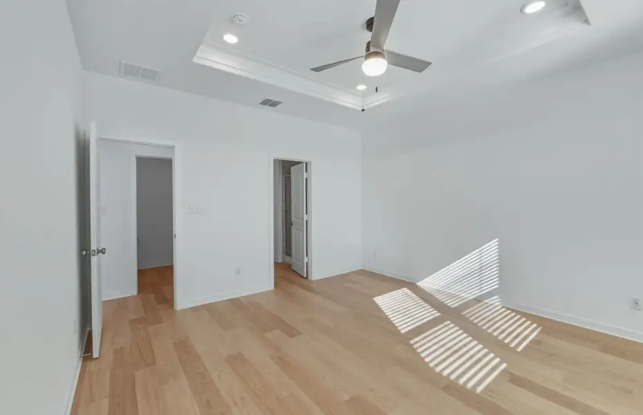 Spacious, unfurnished interior of a new home in Sunfield, Buda (Image 16).