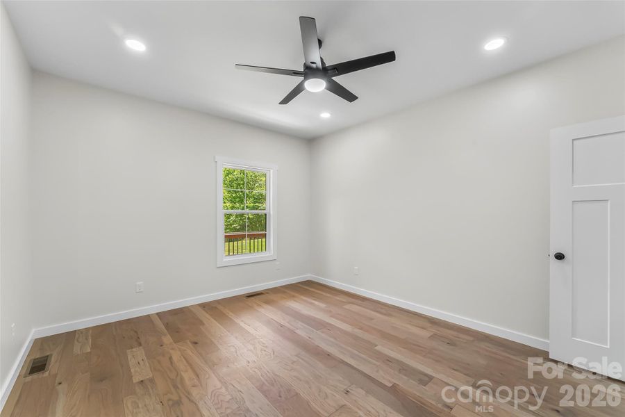 Spacious, unfurnished interior of a new home in , Marion (Image 18).