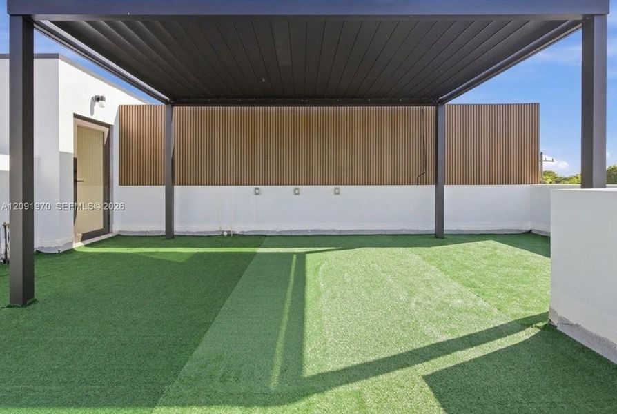 Exterior details and patio area of a home in , Miami (Image 25).