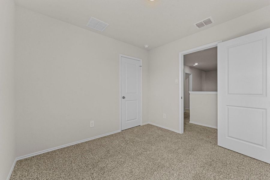 Spacious, unfurnished interior of a new home in Ladera, Luling (Image 34).
