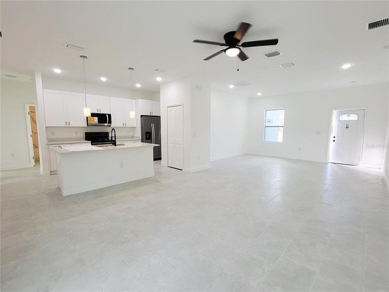 Spacious, unfurnished interior of a new home in , Palm Bay (Image 13).