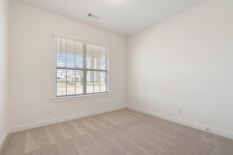 Spacious, unfurnished interior of a new home in Myers Park, Arlington (Image 14).