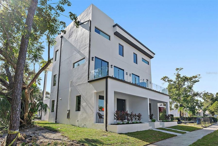 Exterior details and patio area of a home in , Tampa (Image 3).
