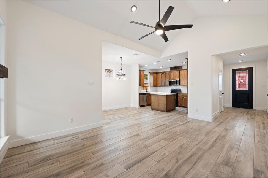 Spacious, unfurnished interior of a new home in , Texas City (Image 14).