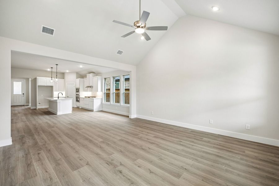 Spacious, unfurnished interior of a new home in Dove Hollow, Waxahachie (Image 17). Spacious, unfurnished interior of a new home in Dove Hollow, Waxahachie (Image 17).
