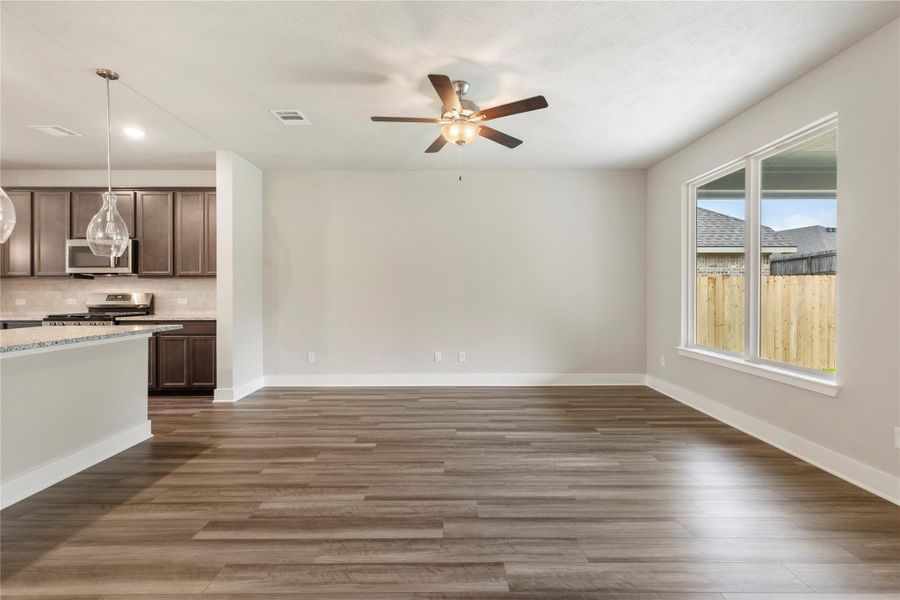 Spacious, unfurnished interior of a new home in Vintage Farms, Brenham (Image 21).