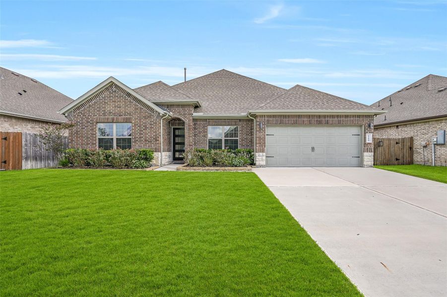 Welcome to 6204 Red Oak Court! This nearly-new Dr Horton one-story home boasts attractive brick & stone construction, manicured landscaping, a 2-car garage and an inviting covered entry in League City's desirable Westwood community. Welcome to 6204 Red Oak Court! This nearly-new Dr Horton one-story home boasts attractive brick & stone construction, manicured landscaping, a 2-car garage and an inviting covered entry in League City's desirable Westwood community.