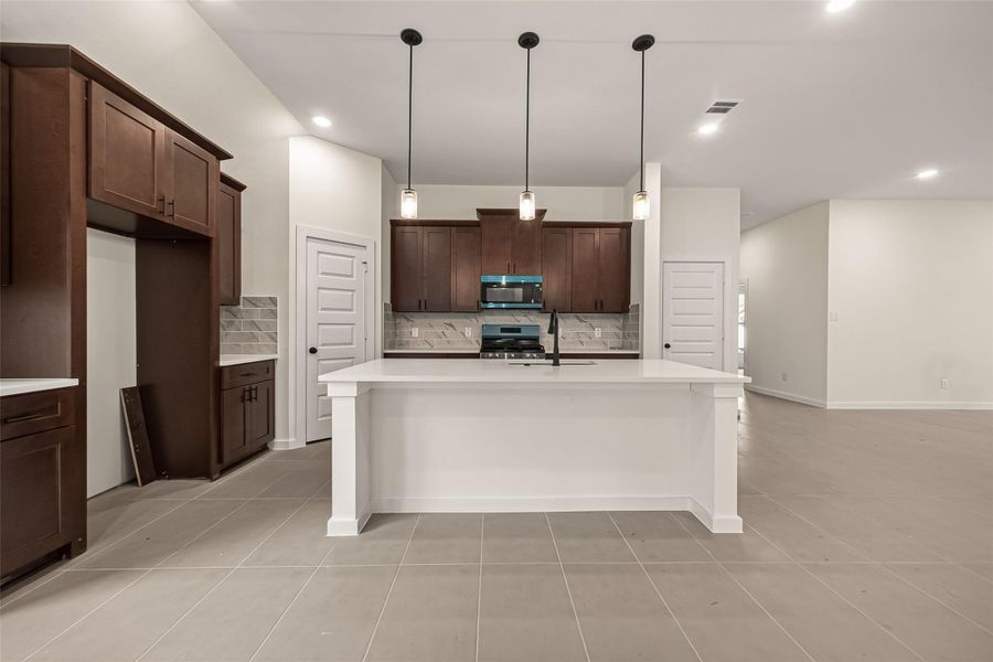 Furnished interior view inside a new home in Foxtail Palms, Manvel (Image 7). Furnished interior view inside a new home in Foxtail Palms, Manvel (Image 7).