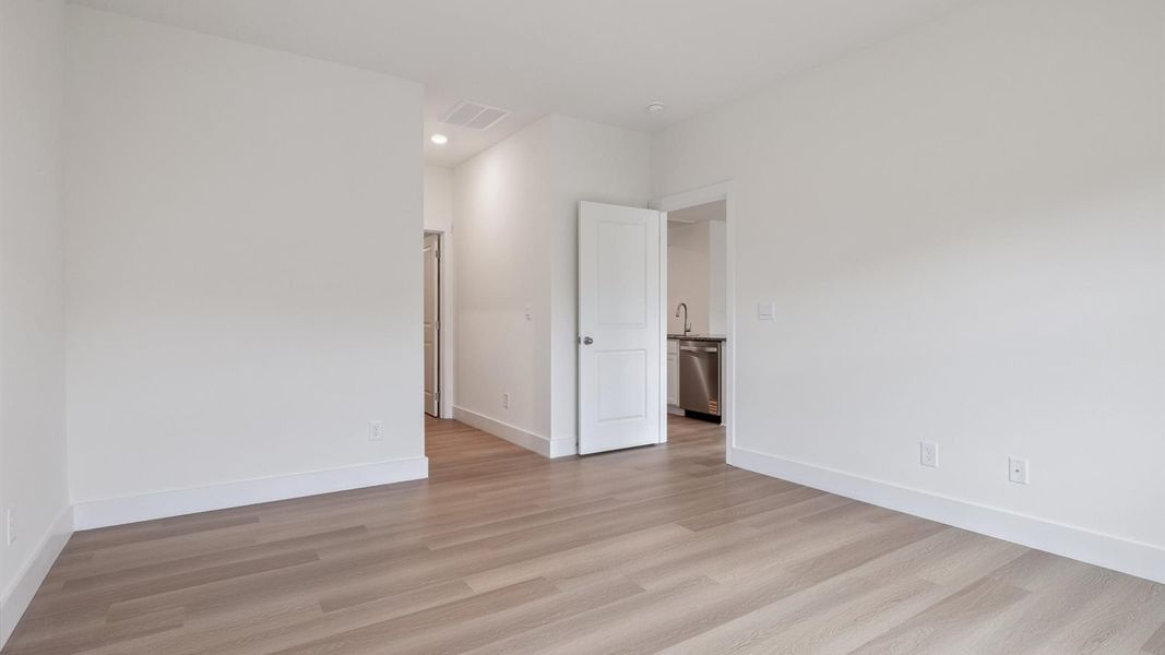 Spacious, unfurnished interior of a new home in Millstone Village, Morristown (Image 12).