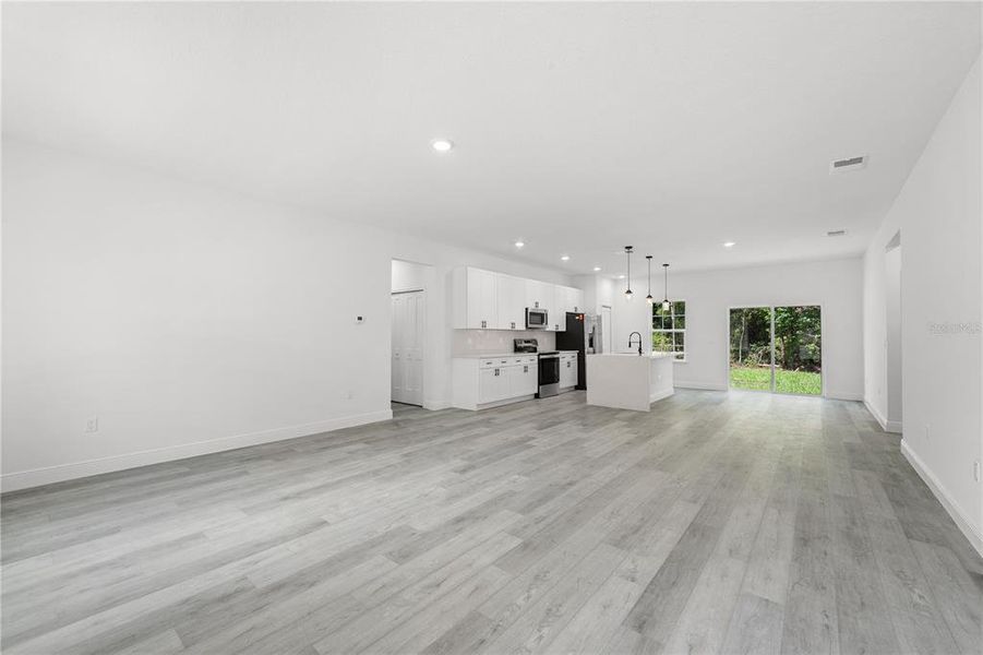 Spacious, unfurnished interior of a new home in , Citrus Springs (Image 17).