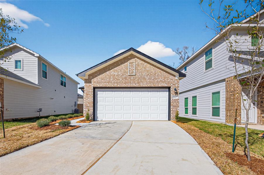Front exterior of a new home in Woodland Lakes, Houston, TX, highlighting curb appeal (Image 18).