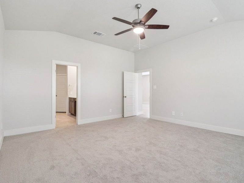 Spacious, unfurnished interior of a new home in Royal Crest, San Antonio (Image 15).