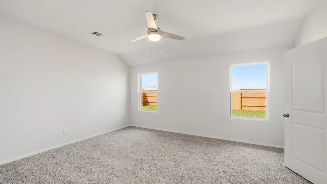 Spacious, unfurnished interior of a new home in Sunterra Lakes, Brookshire (Image 18).