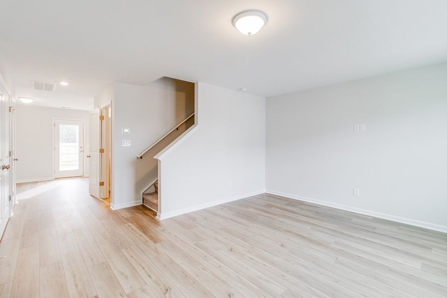 Spacious, unfurnished interior of a new home in Astoria, Columbia (Image 10).