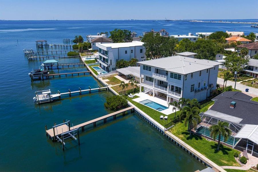 Condo located in Tampa, FL showcasing its design and architecture (Image 4).