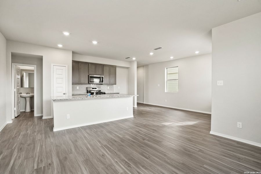 Spacious, unfurnished interior of a new home in Blue Ridge Ranch, San Antonio (Image 15).