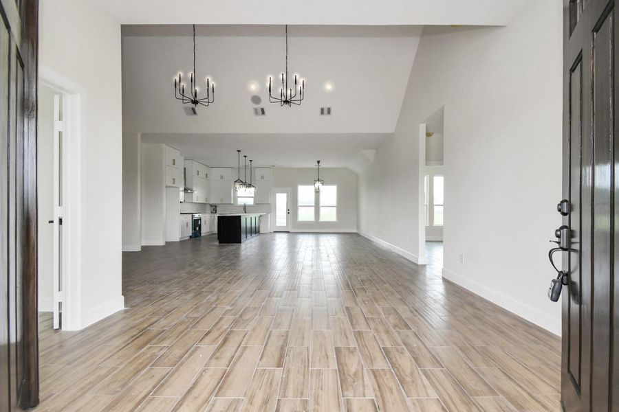 Spacious, unfurnished interior of a new home in , Angleton (Image 33).