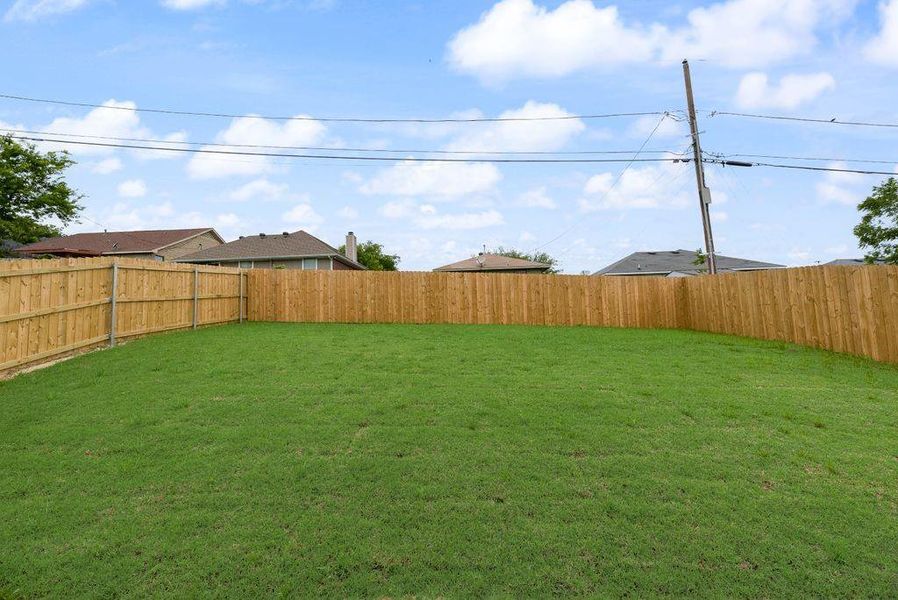 Exterior details and patio area of a home in , Dallas (Image 4).